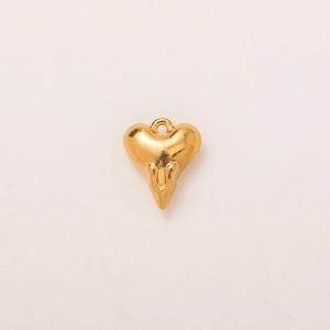 Primer plano de colgante de corazón de oro de 18K pulido con ojal en fondo beige