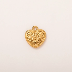 Vista detallada del colgante corazón chapado en oro 18K con grabados de flores y volutas