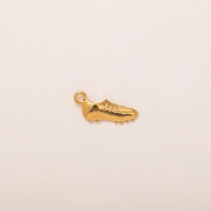 Primer plano detallado de un colgante de bota de fútbol bañado en oro 18K con textura
