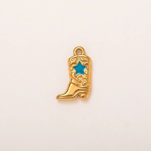 Detalle de colgante de bota vaquera dorada con estrella azul y grabados de flores