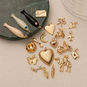 Pack de dijes bañados en oro de 14K con diseños de peces, corazones y lunas para joyería DIY