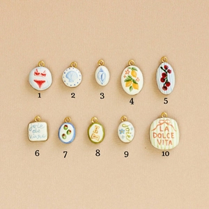 Set di 10 ciondoli in ceramica placcati oro 18K con frutti e motivi mediterranei