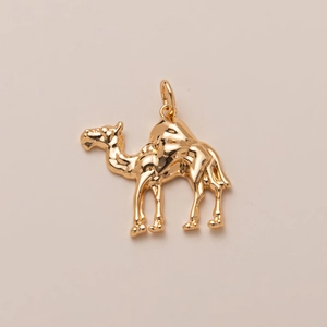 Vista macro de un colgante de camello bañado en oro de 14K pulido para joyería DIY