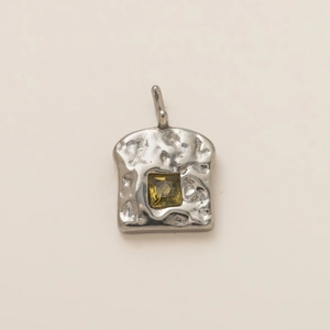 Détail du pendentif botte en acier inoxydable plaqué or 18K avec texture martelée et pierre jaune