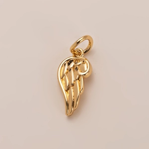 Detalle de un colgante de pez bañado en oro de 14K con elegante textura de ala grabada