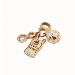 Vista macro di ciondoli da basket placcati in oro 18 carats con maglia e simbolo infinito
