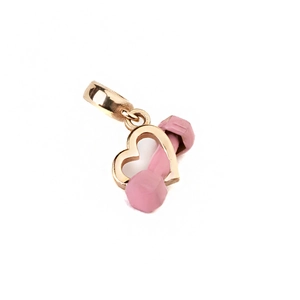 Ciondolo a cuore placcato oro 18K con manubrio in smalto rosa su sfondo bianco