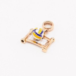 Vista macro dell'anello con ciondolo a pallavolo in oro rosa 18K e rete in smalto colorato