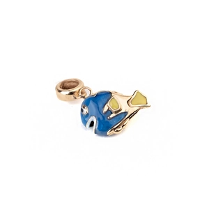 Vue macro du pendentif poisson en émail bleu et jaune avec finition plaqué or 18K