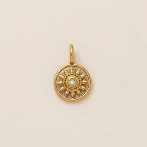 Vue macro du pendentif soleil plaqué or 18k avec un oxyde de zirconium central