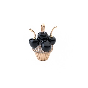 Détail du pendentif cupcake plaqué or 18K avec zircon blanc et cerises en émail noir