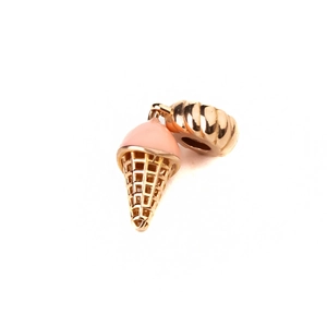 Détail du pendentif cornet de glace plaqué or 18K avec émail rose et texture