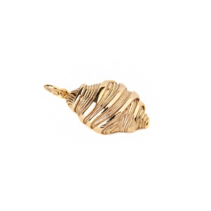 Vue détaillée d'un pendentif coquillage doré en acier inoxydable 18K avec texture spirale