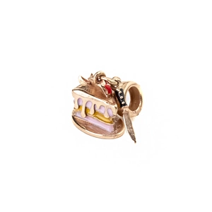 Détail du pendentif part de gâteau plaqué or 18K avec émail coloré et petit couteau
