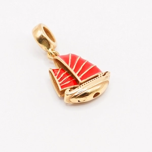 Pendentif voilier chinois en acier inoxydable plaqué or 18 carats et émail rouge