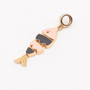 Vue détaillée du pendentif poisson articulé avec émail rose et placage en or 18 carats