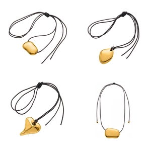 Colliers minimalistes dorés avec pendentifs cœur organiques et cordons noirs réglables