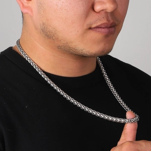 Collana a catena grano da uomo in acciaio inossidabile argento indossata da un modello