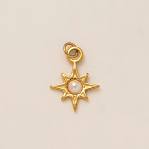 Dettaglio di un ciondolo a stella placcato oro 18K con una perla bianca centrale incastonata