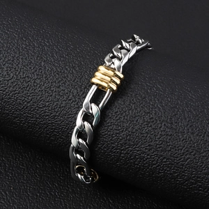 Detalle de pulsera Figaro de acero inoxidable con cuentas doradas en soporte de cuero negro