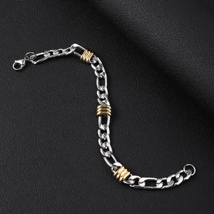 Detalle de cadena Figaro de acero inoxidable con cuentas doradas sobre cuero negro
