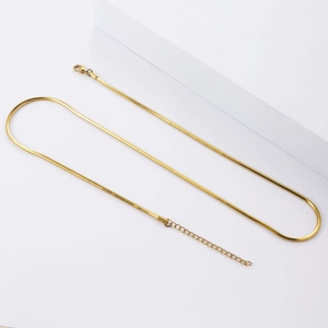 Detail van de 18K vergulde roestvrijstalen slangenketting met stevige karabijnsluiting