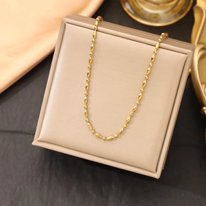 Polierte 18K vergoldete Edelstahl-Perlenkette auf einer eleganten Schmuckschatulle