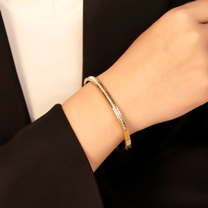 Bracciale rigido in acciaio inossidabile placcato oro 18K con zirconi a taglio quadrato