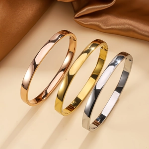 Tre bracciali impilabili in acciaio al titanio oro, oro rosa e argento finitura lucida