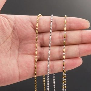 Detailansicht der 18K Gold- und Silber-Edelstahlperlenketten in der Hand gehalten