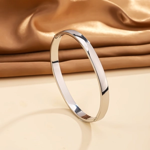 Bracciale rigido in acciaio inossidabile da 6 mm lucido su lussuoso tessuto di seta