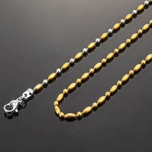 Detailansicht der zweifarbigen Gold- und Silber-Perlenkette mit Karabinerverschluss