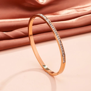 Dettaglio del bracciale in acciaio inossidabile oro rosa con fila di zirconi a taglio quadro