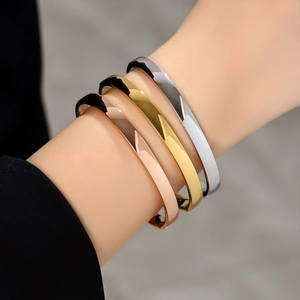 Set di tre bracciali minimalisti da 6mm in acciaio al titanio color argento oro e rosa