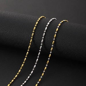 Detail von Gold- und Silberperlenketten mit Perlentexturen auf einem Displayständer