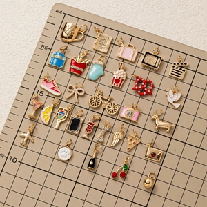 Assortiment de breloques DIY plaquées or 18 carats aux motifs variés
