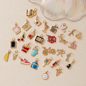 Breloques DIY plaquées or 18 carats avec thèmes nourriture et sport pour bijoux de mode