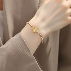Detalle de una pulsera de trébol bañada en oro de 18K con circonitas brillantes