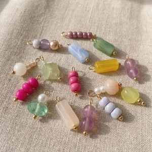 Set van 14 doe-het-zelf jade hangers in felle kleuren met 18k vergulde metalen lussen