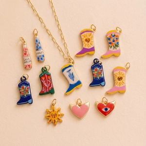 Bunte Emaille-Anhänger im Western-Stil mit Stiefeln und Sonne an goldener Halskette