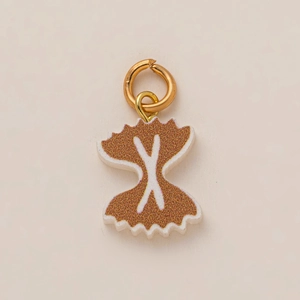 Pendentif en forme de pâtes papillon marron et blanc avec anneau plaqué or 18 carats