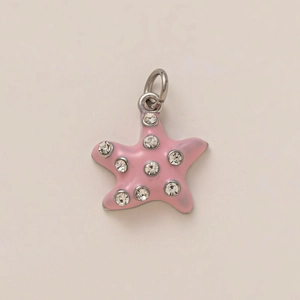 Dettaglio macro di un ciondolo a stella marina rosa con cristalli e chiusura in argento