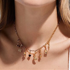 Collar de acero dorado con dijes de bolso cereza y frasco de perfume de moda