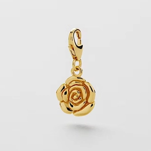 Detalle de un colgante de rosa dorada en 3D con un cierre de mosquetón funcional