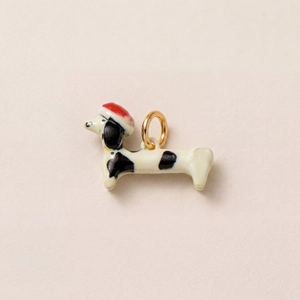 Détail du pendentif chien plaqué or 18K avec bonnet de Noël rouge et émail coloré