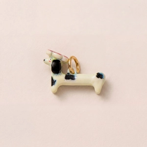 Pendentif teckel artisanal crème avec fleurs et anneau plaqué or 18 carats