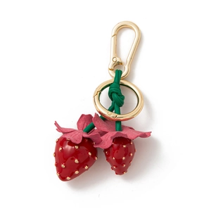 Roter Erdbeere-Taschenanhänger mit goldenen Kernen und rosa Lederblättern an Schlüsselanhänger