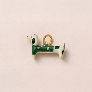 Vue détaillée du pendentif teckel plaqué or 18 carats avec émail blanc et vert