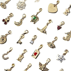 Collection de pendentifs en acier doré avec motifs animaux et lettres et fermoirs mousquetons