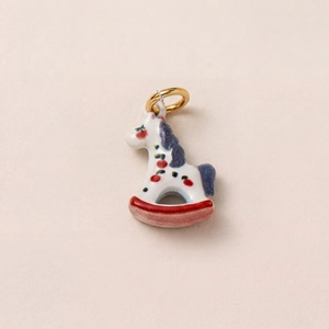 Vue détaillée du pendentif cheval à bascule en céramique peint à la main avec anneau en or 18K